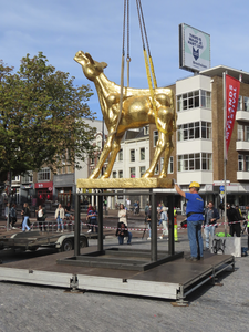 901982 Afbeelding van het beeld 'Het Gouden Kalf', symbool van het Nederlands Film Festival, op de Neude te Utrecht. ...